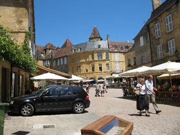 A group of people walking in a courtyard

AI-generated content may be incorrect.