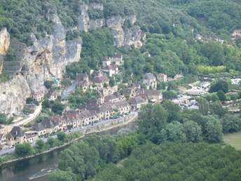 A high angle view of a town

AI-generated content may be incorrect.