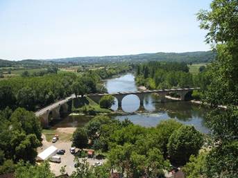 A bridge over a river

AI-generated content may be incorrect.